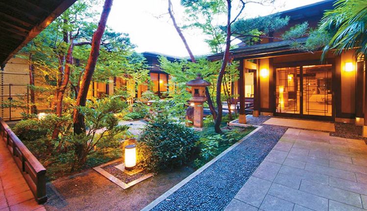 지어진 지 100년이 넘은 것에서부터 현대식 시설을 갖춘 것까지 료칸의 시설은 다양하다. 고유의 전통에다 일본인 특유의 친절함과 섬세함이 더해져 료칸은 세계인들이 찾은 문화체험공간으로 자리잡았다. 사진은 비와코 하나카이도 료칸의 정원 모습.
