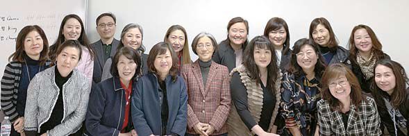 16일 재단 사무실에서 진행된 워크숍을 마친 공립학교 초·중·고교 한국어 교사들이 기념촬영하고 있다.