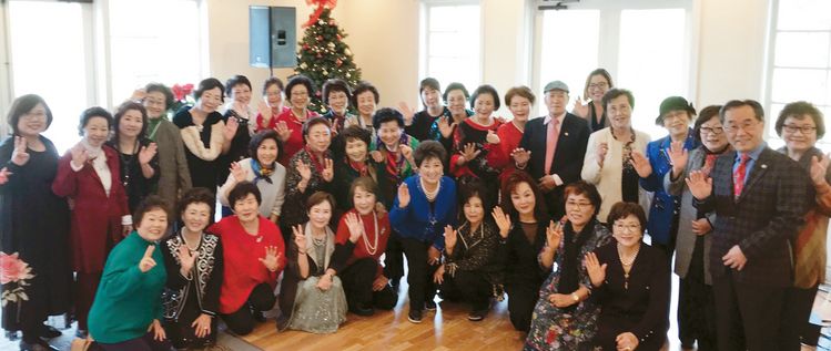 5일 로스코요테스 컨트리클럽에서 열린 아리랑합창단 송년 모임 참석자들이 한자리에 모였다.