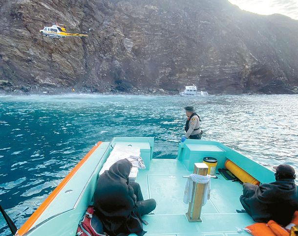 지난 30일 카탈리나섬 인근에서 좌초된 선박 승선자들을 LA카운티소방대구조대가 헬기와 보트를 이용해 구조하고 있다. [LA카운티소방대구조대 트위터 캡처]