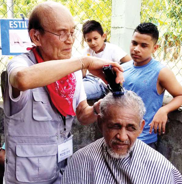 '뉴욕실버선교학교'졸업생이 온두라스에서 현지 노인들의 머리를 손질해주고 있다. [사진 뉴욕실버선교학교]