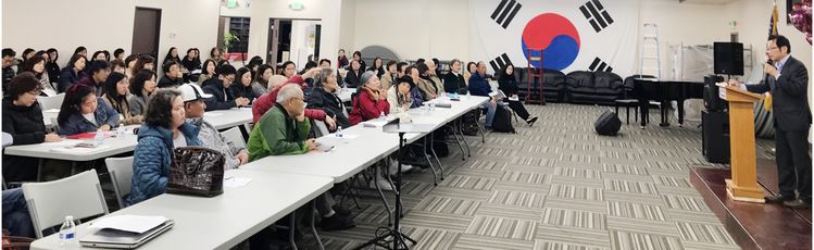지난 21일 가든그로브의 OC한인회관에서 열린 한국 국적법 세미나 참석자들이 LA총영사관 박상욱 영사의 설명을 경청하고 있다.