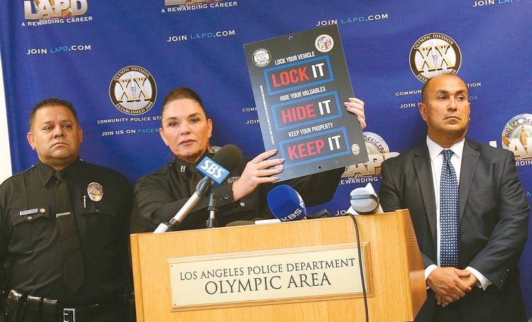 올림픽경찰서 패트리샤 샌도발 서장(가운데)이 절도 범죄예방 방법을 설명하고 있다. 김상진 기자
