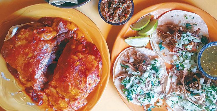 할리우드 인근 유명 멕시코 식당 '엘 코요테'의 부리토 '칠리 콘 카르네'(왼쪽)와 스트리트 타코 '카르니타스'.