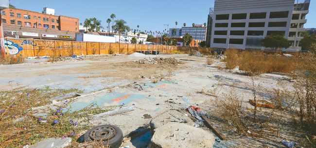 LA 한인타운 3800 웨스트 6가 길에 추진되고 있는 한인 개발업자의 호텔 개발안에 대한 시 정부 차원의 재정 지원이 불발될 가능성이 커졌다. 27일 현재 개발부지 일부엔 기존 건물이 모두 철거됐다. 김상진 기자