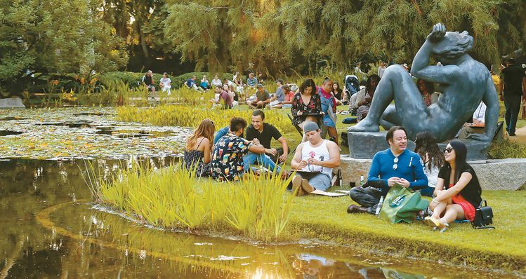 노턴 사이먼 뮤지엄 방문객들이 조각공원에 앉아 편안한 주말을 즐기고 있다.