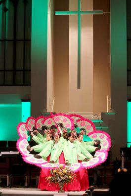 둘루스 제일침례교회에서 전통 부채춤 공연이 펼쳐지고 있다. 