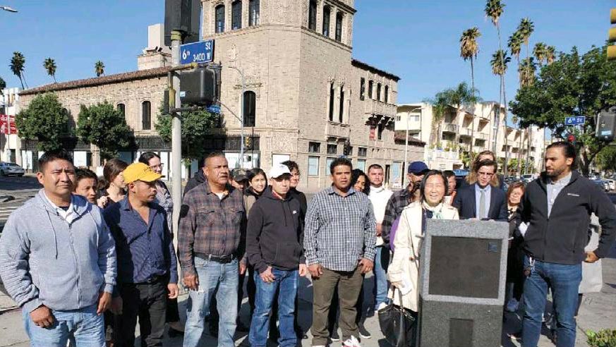 LA한인타운 채프먼 코트 리모델링 건설 현장에서 일했던 라티노 일용직들이 21일 기자회견을 열고 체불 임금 해결을 요구하고 있다.