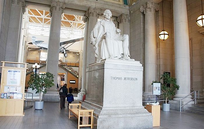 세인트루이스 제퍼슨 영토확장 기념관 내부. 루이스와 클라크 탐험 기록들이 상세히 전시되어 있다. Jefferson National Expansion Memorial.
