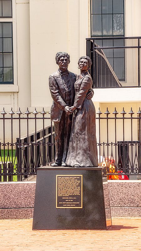 올드 코트하우스 정문 앞에 세워져 있는 드레드 스콧 부부 동상.