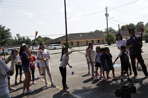 휴스턴 한인학교 추석맞이 행사로 투호 및 윷놀이 등 전통민속놀이를 하면서 학생들이 즐거워하고 있다. 