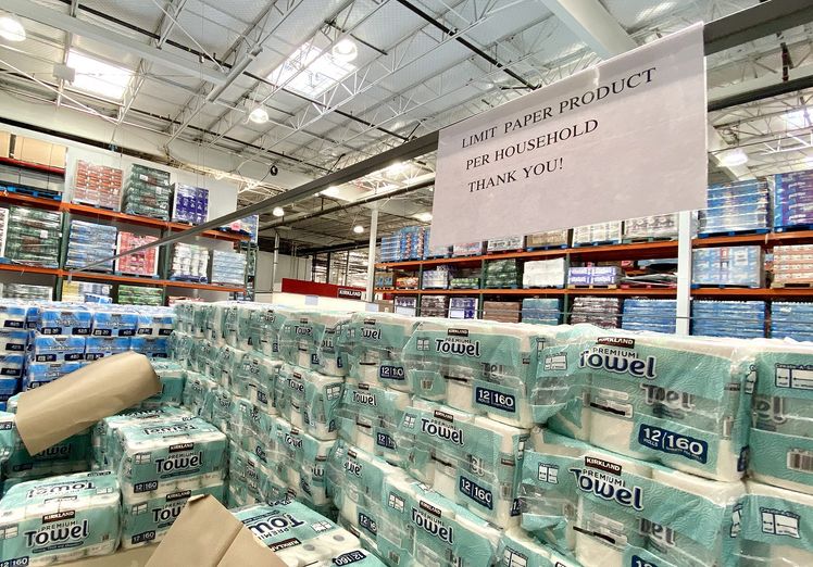 코스트코가 또다시 종이 타올, 화장지, 병물에 대한 구매량 제한에 나섰다. 코스트코 매장에 게시된 종이 제품류 구매 제한을 알리는 안내문. Photo=NAKI PARK