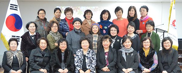 지난 9일(토) 열린 달라스한국여성회 2019년 정기총회에서 이형천(앞줄, 왼쪽에서 네 번째) 이사장이 인준을 받았다.