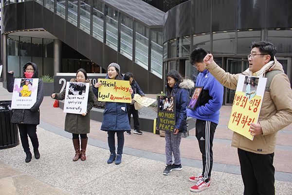 주휴스턴 일본영사관이 입주한 빌딩 앞에서 고 김복동 할머니 추모 집회가 열렸다.