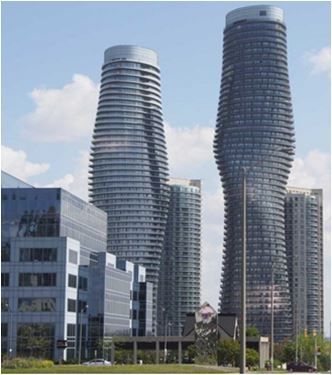 미시사가에 새로운 랜드마크로 자리잡은 이색적 구조의 콘도 타워 모습.