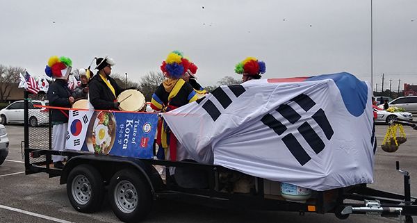 ‘2019 알리프 국제 설날’ 행사에서 한인농악단이 퍼레이드 차량에 대형태극기를 두르고 농악을 연주하고 있다.