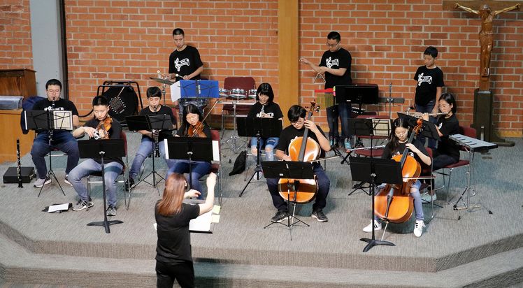 지난 8일 애너하임의 성토마스한인천주교회에서 열린 작은 음악회에서 하모니아 앙상블이 연주를 펼치고 있다.