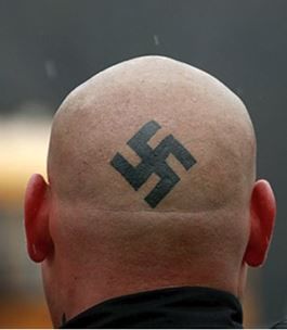 해밀턴에서 백인 우월주의 단체가 주도한 집회에서 독일 나찌의 문장이 등장해 주목을 끌었다.