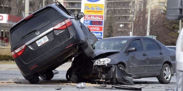 토론토 운전자들이 외곽지역 거주자들보다 운전 습관이 훨씬 좋다는 평가를 받았으나  사고 처리비용은 상대적으로 높아 더 비싼 보험료를 부담하고 있다.