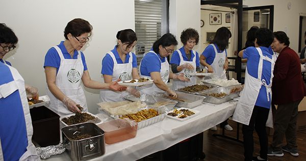 이대 동창회원들이 어르신들의 식사를 준비하고 있는 모습