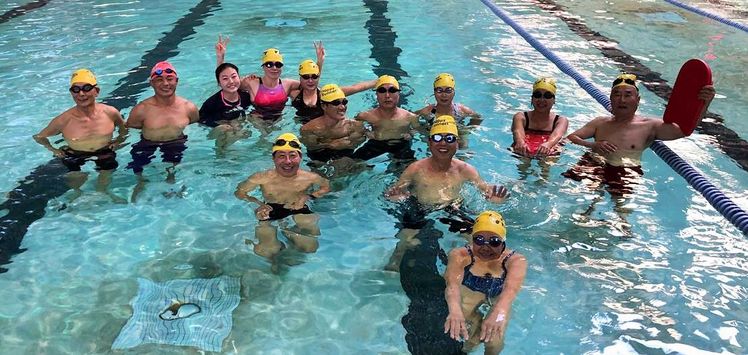 세리토스 리저널파크 이스트 올림픽 수영센터에서 해피러너스의 수영팀 회원들이 함께 자리했다. [해피러너스 제공]