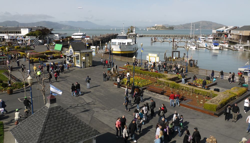 유명 관광명소인 샌프란시스코의 피어 39 전경. 크루즈 선박을 타고 우측 상단에 보이는 앨커트래즈를 방문하거나 금문교 아래를 돌아볼 수 있다. 박낙희 기자