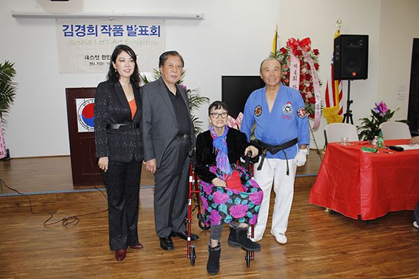 ▲ 제4회 작품전시회에서 김경희 여사가 가족들과 함께 사진촬영을 했다.