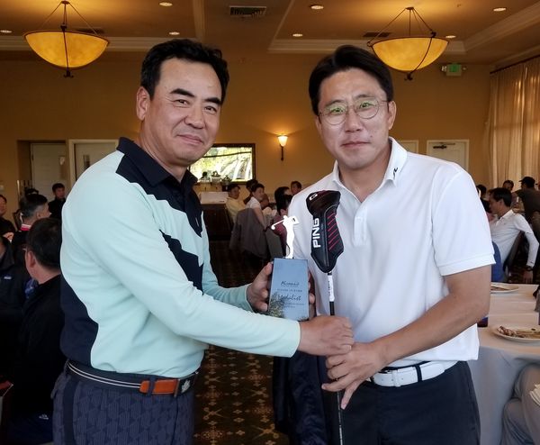 한인마킬라도라협의회가 주최한 2019년도 1차 골프대회에서 메달리스트를 차지한 최우혁(BH TECH 사장, 사진 오른쪽)씨가 김경진 회장(SAMEX 법인장, 사진 왼쪽)으로부터 트로피와 부상을 받고 있다. 