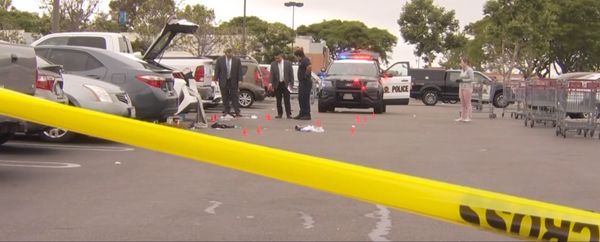 출라비스타 시경찰국 소속 수사관들이 총격사건이 발생한 코스트코 주차장에서 조사하고 있다.[NBC 샌디에이고 뉴스화면 캡처]