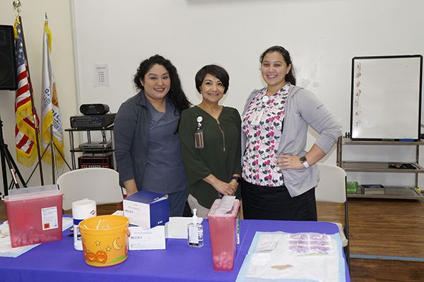 ▲ 10일 한인노인회관에서 무료독감 접종을 실시한 Christus Mobile Clinic의 낸시 보카네그라(Nancy Bocanegra) 코디네이터(사진 가운데), Natalie Bonilla 간호사(RN), Sheila Palomares CMA가 사진촬영을 했다.