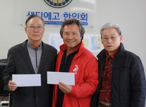 통큰 기부들이 늘어나고 있는 가운데 지난 8일 한인회를 찾아 후원금을 전달하는 김일진, 백황기, 권순만 씨(사진 왼쪽부터) 