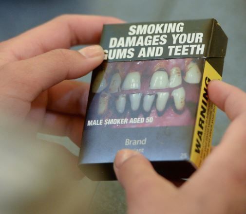 오는 11월 부터 담배갑 색상이 흑갈색으로 단일화되고 흡연으로 인한 건강 유해 경고문과 그래픽이 확대 삽입된다.
