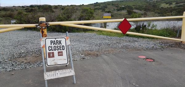 샌디에이고 시는 발보아 파크를 비롯한 모든 공원과 비치, 산책로, 호수 등 모든 시 운영의 공공시설에 대한 폐쇄를 단행했다. 사진은 출입이 금지된 미션 트레일 리저널 공원의 림 트레일 입구. 