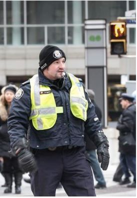 토론토시는 교차로에 일반 경찰대신 청원경찰을 배치하는 안을 승인했다.
