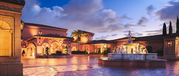 미국 내에서 상위 25위에 든 호텔이 샌디에이고카운티에 Rancho Valencia와 Fairmont Grand Del Mar 등 두 곳이나 된다. 사진은 Fairmont Grand Del Mar의 로비 전경. 