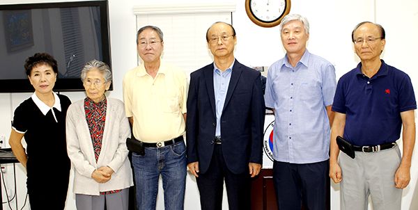 지난해 하호영 노인회장의 연임식에 함께 한 한인노인회 임원들.