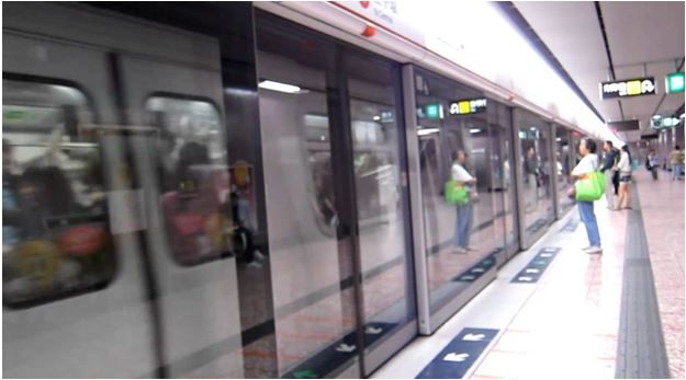 홍콩지하철역에 설치돼 있는 안전문.