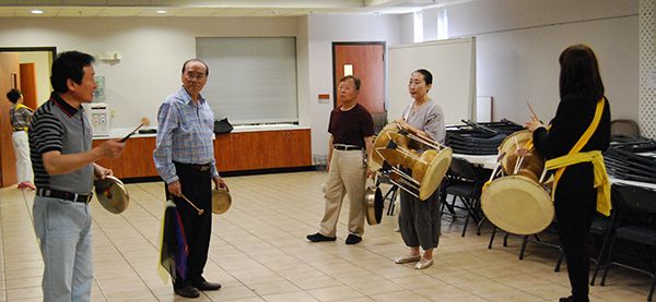 지난 18일 한인회관에서 농악단원들이 이구열 상쇄와 함께 농악연습을 하고 있다.