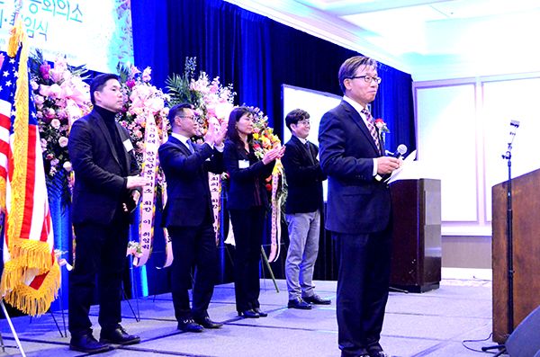 김현겸(맨 오른쪽 앞) 회장이 제30대 달라스한인상공회의소 임원진을 취임식 참석자들에게 소개하고 있다.