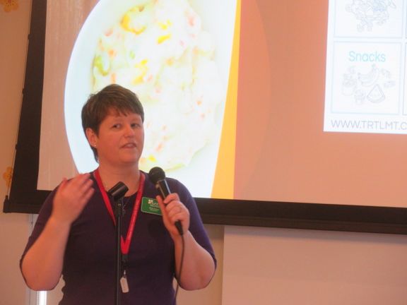 NUNM 영양학과 메리 깁슨씨가 자신을 위한 요리 만들기를 설명하고 있다.
