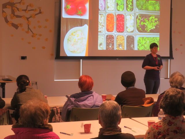 매리 깁슨 씨가 야채 샐러드 색션 활용을 설명하고 있다.
