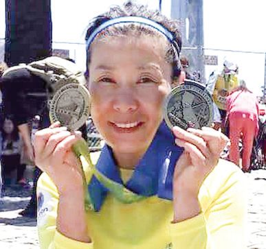 2014년 샌프란시스코 마라톤대회 완주후 기념메달을 들고 있다.