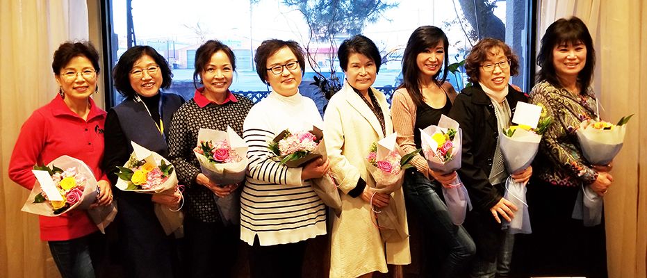 포트워스 여성회 임원 및 이사들이 꽃다발을 들고 서로를 격려하며 한해를 마무리했다. 