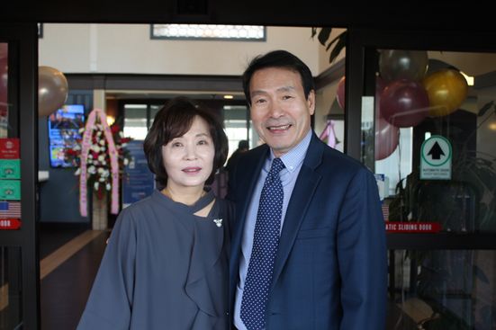 새로운 페더럴웨이 컴포트인 오너 김문형 사장이 아내와 함께 기념사진을 촬영하고 있다.