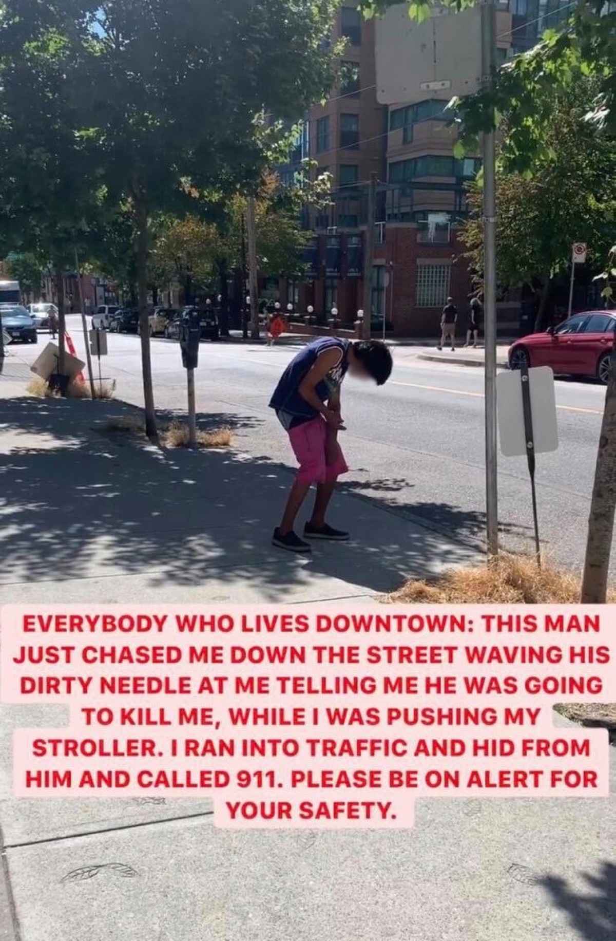 (사진) 18일 한 남성이 밴쿠버 다운타운에서 어린 딸을 유모차에 태우고 산책하던 여성을 공격하기 직전 거리에서 자신의 팔에 주사기로 마약을 주입하고 있다.