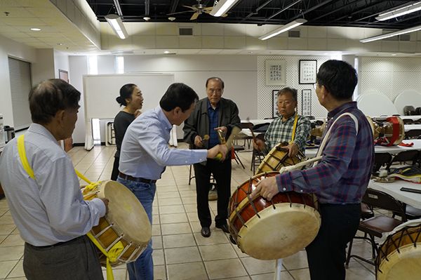 휴스턴 농악단원들이 지난 27일 한인회관에서 농악을 연습하고 있다.