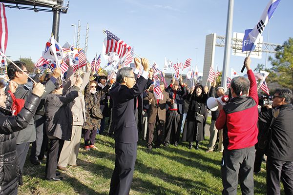 휴스턴 청우회가 주최한 집회에 모인 한인들이 태극기와 성조기를 흔들고 있다.