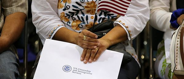 미국 귀화 시민권자들이 외국에서 출생했다는 이유로 투표권에서 제외시키는 것을 명령한 텍사스 주 고위 공직자들을 상대로 소송을 걸었다. 