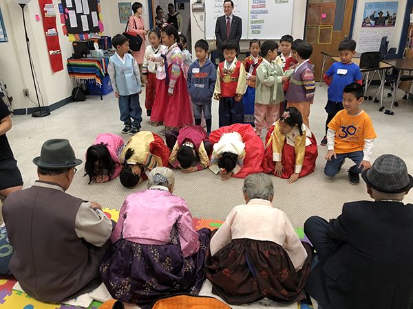 어스틴 한국학교에서 설날 맞이 행사를 개최해 선조들의 전통 문화 놀이와 역사를 2세 아이들에게 알려줘 뜻깊은 시간을 가졌다.