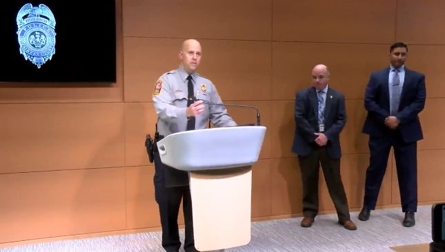 버지니아 페어팩스카운티 경찰이 3일 앤더슨 검거 기자회견을 하고 있다.